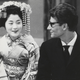 Yves Saint Laurent en compagnie d’une courtisane habillée en vêtements traditionnels lors de son premier voyage au Japon, Kyoto, avril 1963 © Droits réservés